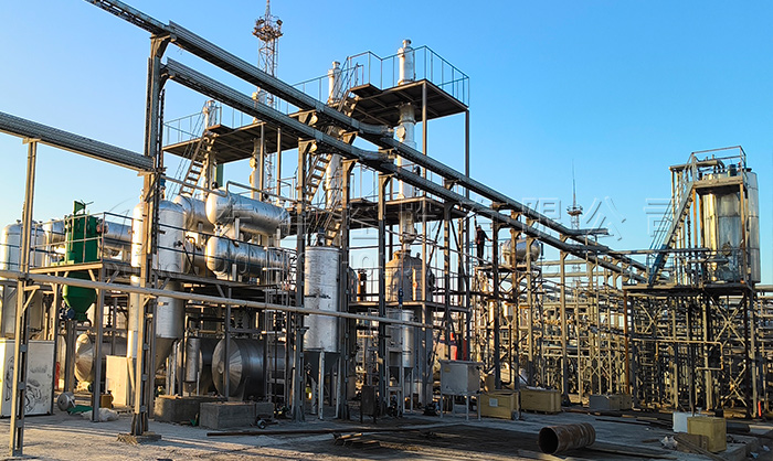 哈萨克斯坦重油蒸馏提炼柴油设备安装现场 废机油炼油设备