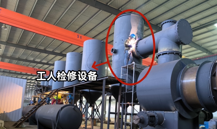 工人检修设备